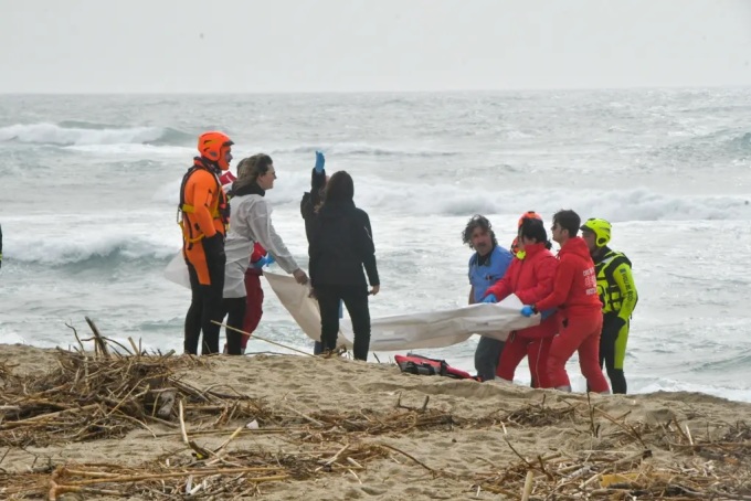 Lực lượng cứu hộ tại hiện trường vụ đắm thuyền chở người di cư ở vùng Calabria, miền nam Italy ngày 26/2 
