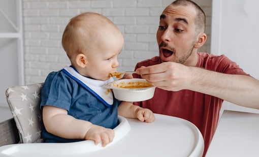 Việc cung cấp đầy đủ chất dinh dưỡng cho trẻ trong giai đoạn sơ sinh và thời thơ ấu là vô cùng cần thiết (Ảnh: Karolina Grabowska). 01668046107.jpeg