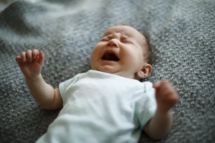 Trẻ quấy khóc không dứt trong 2-6 tuần đầu (Ảnh: Parents.com). 01673829662.png