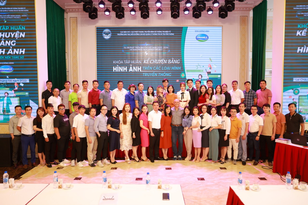 Các phóng viên và biên tập viên tham gia buổi tập huấn chụp ảnh lưu niệm cùng nhiếp ảnh gia Nguyễn Á và cán bộ Trường Đào tạo, Bồi dưỡng cán bộ quản lý Thông tin và Truyền thông 6