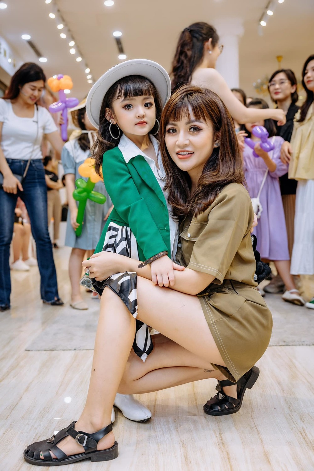 Bé Cherry An Nhiên và mẹ ruột luôn đồng hành cùng cô bé trên chặng đường nghệ thuật (Ảnh: FBNV). me luon dong hanh