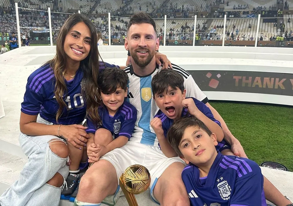 Hãy cùng ngắm nhìn Lionel Messi khi anh còn là cậu bé 11 tuổi, đang ở giai đoạn hormone tăng trưởng và khám phá cuộc đời. Những hình ảnh này sẽ khiến bạn cảm thấy ngưỡng mộ và tự hào với siêu sao bóng đá này khi anh đã vượt qua những khó khăn của tuổi trẻ để trở thành một trong những cầu thủ xuất sắc nhất thế giới.