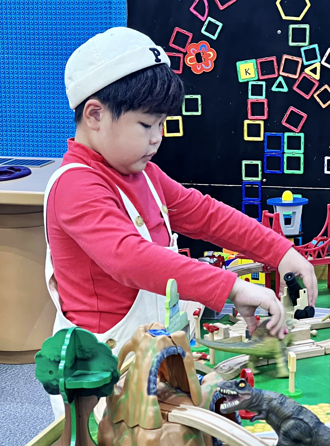 Bé Tuấn Phong rất thích tới khu vui chơi và hiệu sách (Ảnh: FBNV). be Tuan Phong - dien vien nhi phim