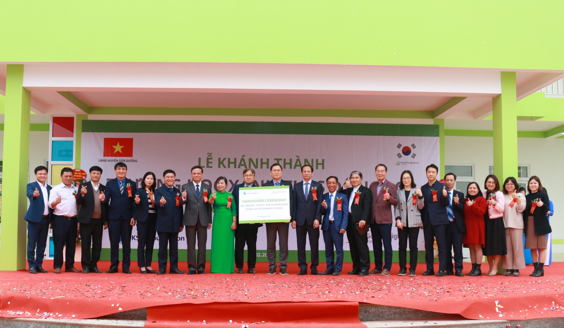 Buổi lễ diễn ra trong không khí trang trọng mà ấm áp khi sự sẻ chia được lan toả (Ảnh: GNI). truong THCS Dong Loi 1