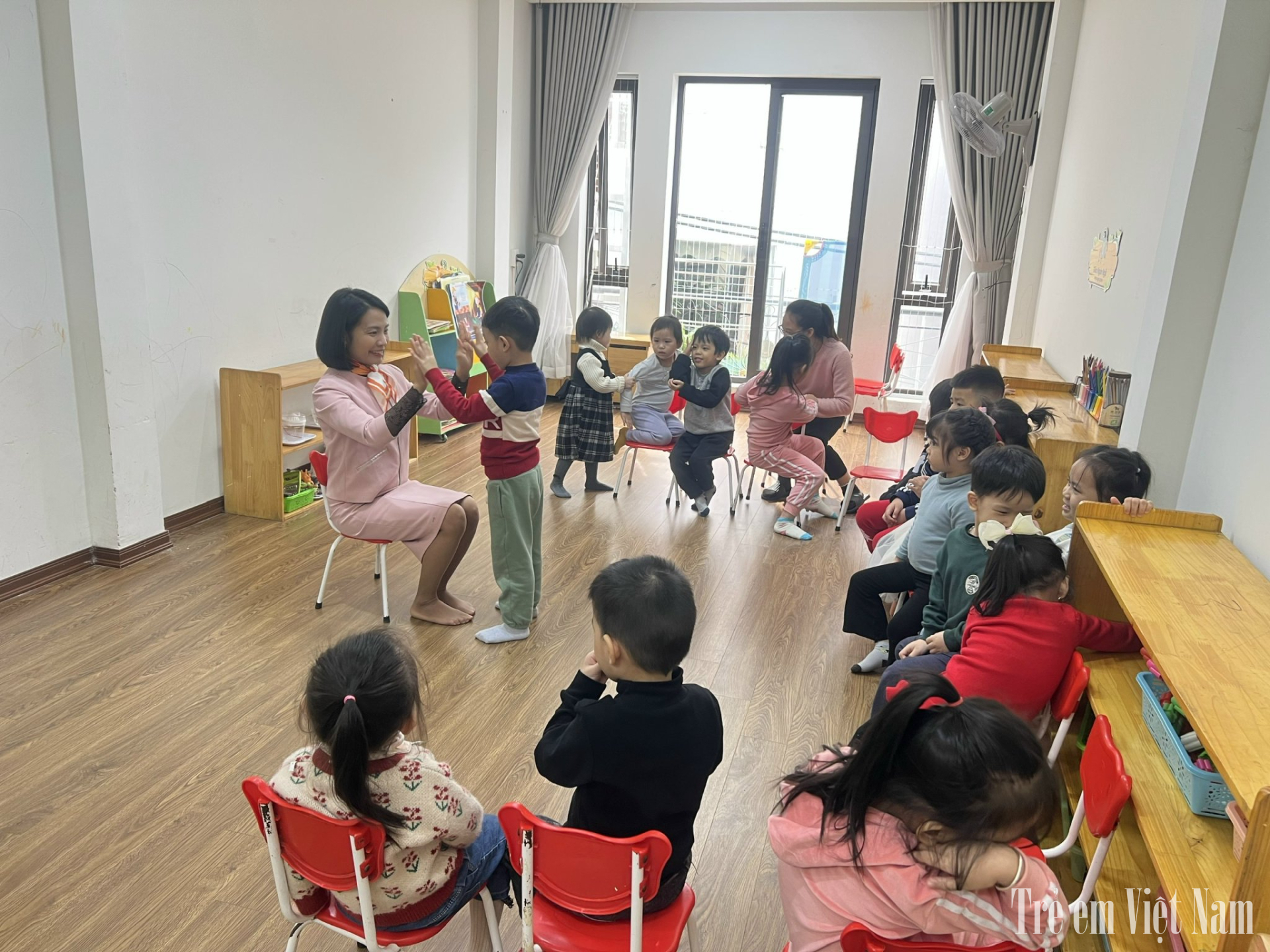 Lớp học của cô Thúy về kỹ năng sống cho trẻ nhỏ luôn rất nhiều tiếng cười và sự thương yêu (Ảnh: NVCC). ảnh 3