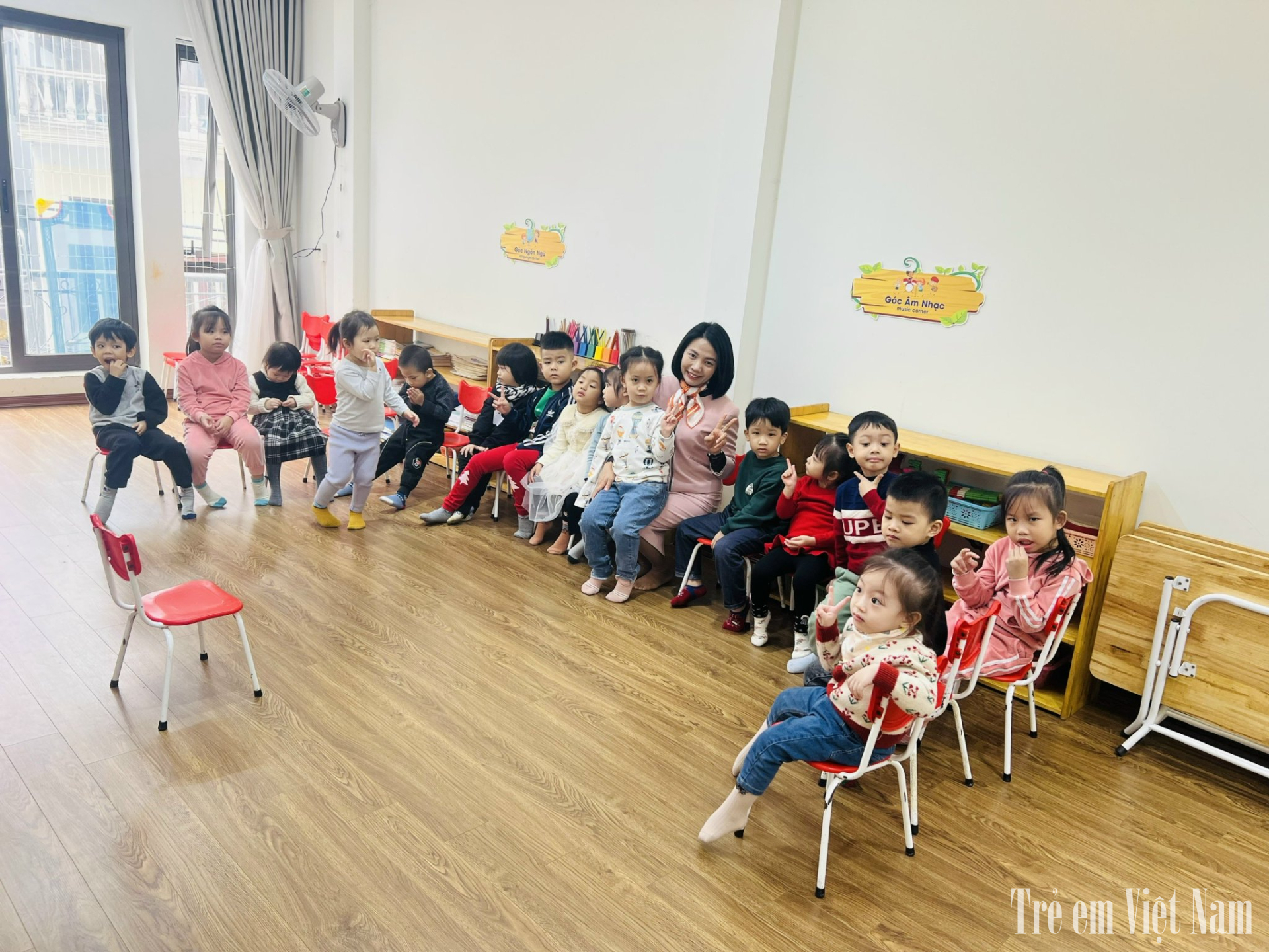 Vì yêu những ánh mắt trẻ thơ, cô Thúy nghiên cứu và xây dựng chương trình dạy kỹ năng cho trẻ em (Ảnh: NVCC). ảnh 4