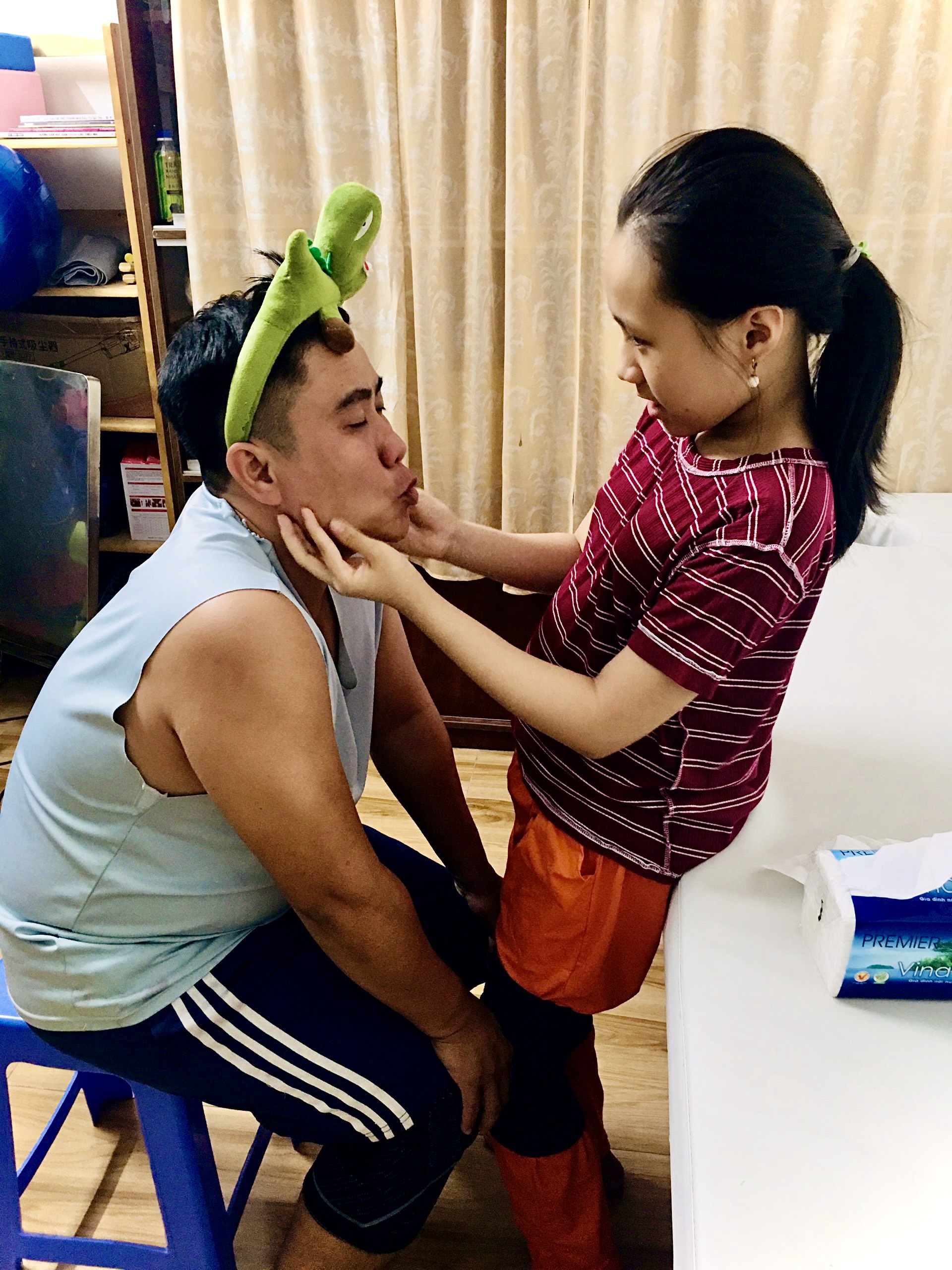 Phút luyện tập vui vẻ của hai ba con (Ảnh: NVCC). Bé Hân 2