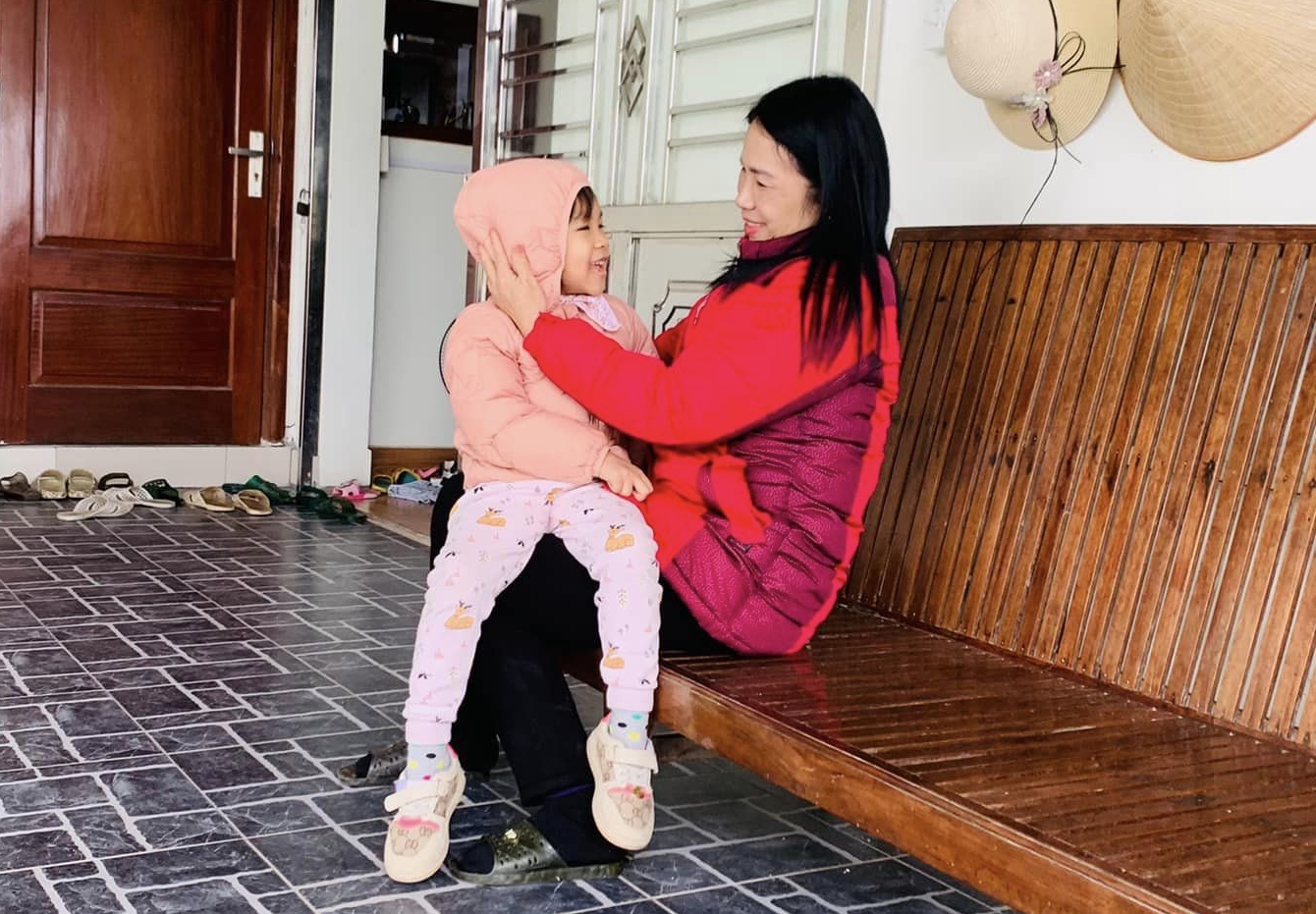 Chiến đấu với căn bệnh ung thư nhưng bé Bông - Thanh Thảo luôn truyền đi năng lượng tích cực, lạc quan cho những người xung quanh (Ảnh: GĐCC). hai ba chau