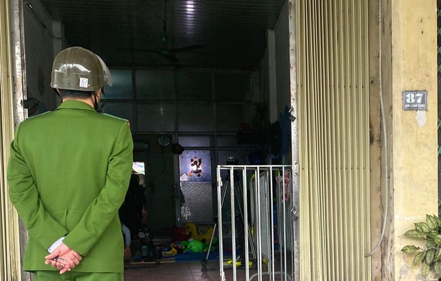 Lực lượng chức năng có mặt tại cơ sở mầm non, nơi trông giữ trước khi bé trai 17 tháng tuổi tử vong (Ảnh: Đình Huy). luc luong chuc nang