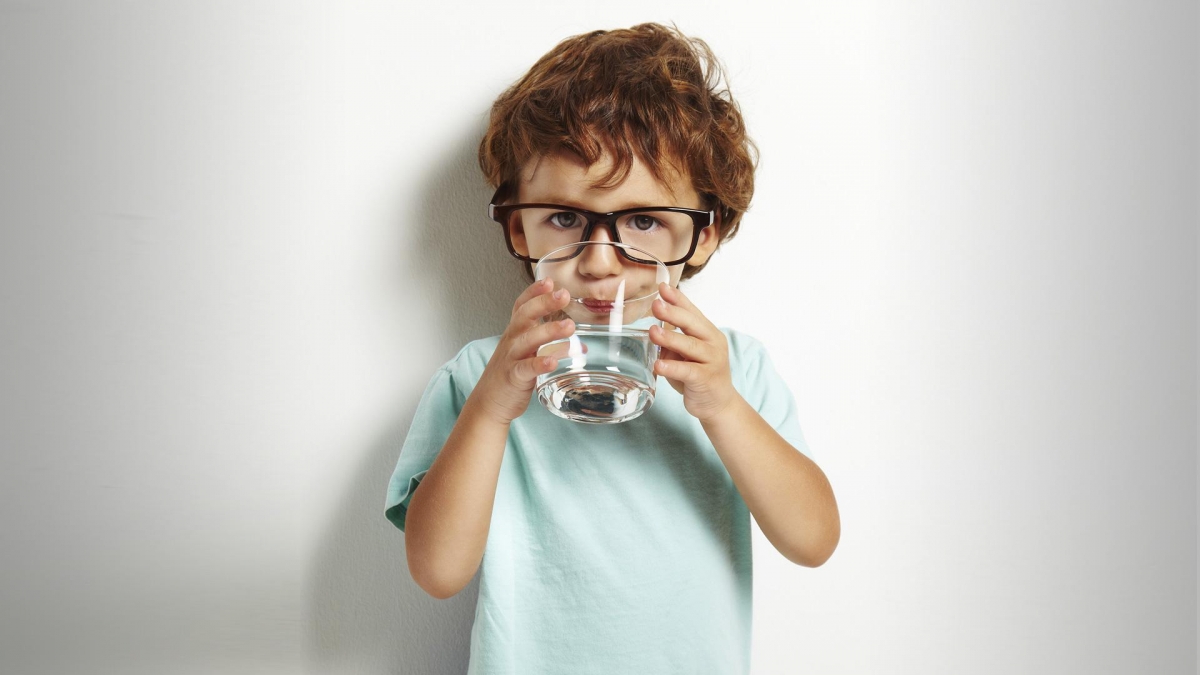 4 cách cha mẹ cần làm để khuyến khích trẻ uống nước