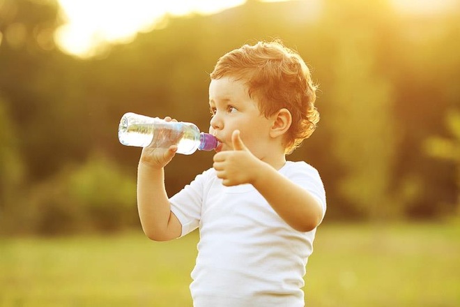 Cha mẹ nên giúp trẻ hiểu về tầm quan trọng của việc uống nước