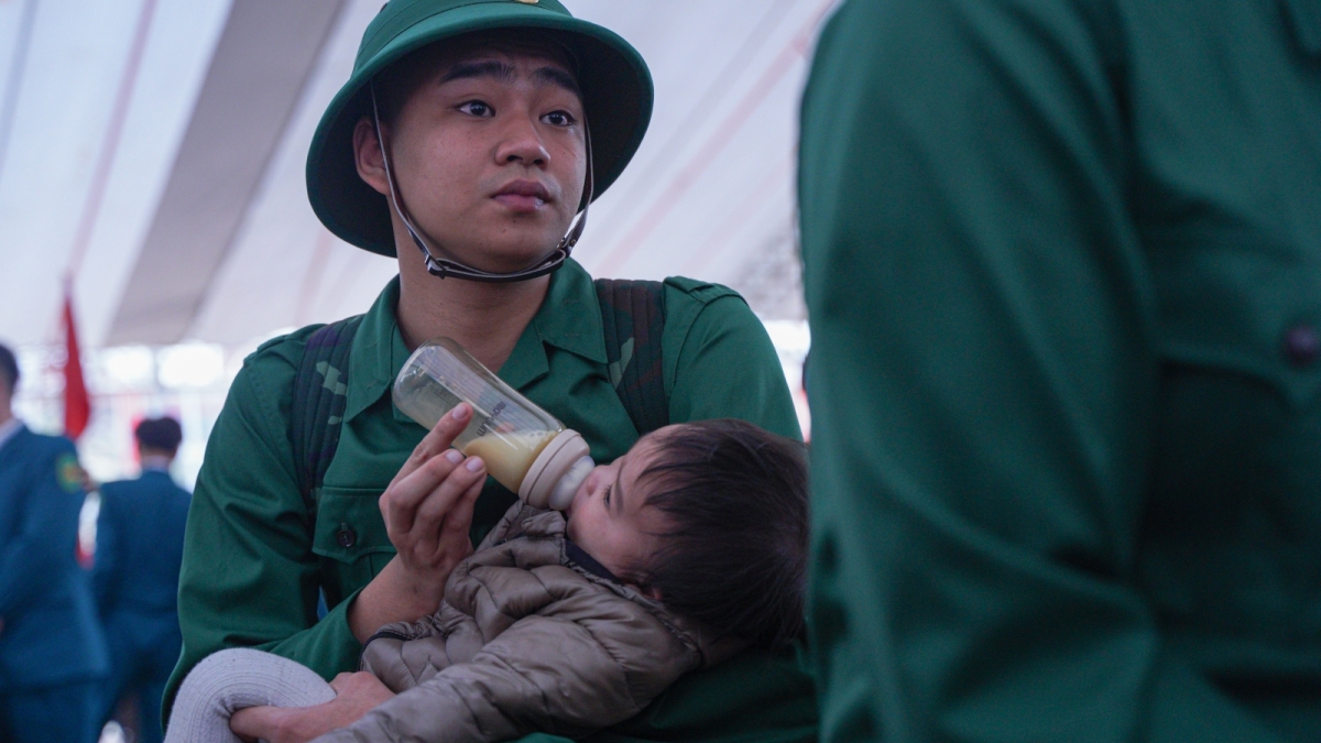 Khoảnh khắc chiến sĩ trẻ cho con bú sữa bình trước khi lên đường nhập ngũ gây xúc động