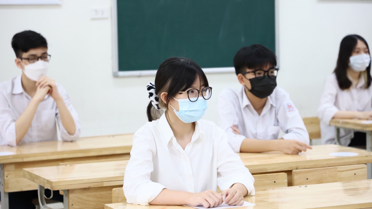 Tỷ lệ tuyển sinh vào lớp 10 trường công thấp kỷ lục, phụ huynh như ngồi trên đống lửa