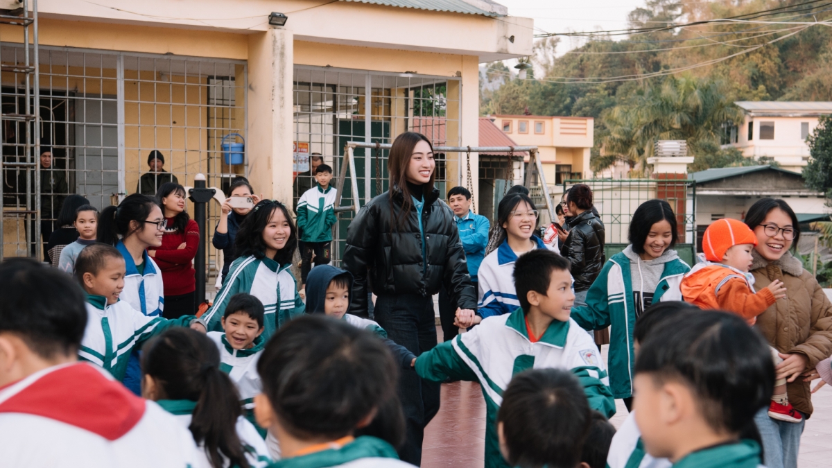 Hoa hậu Lương Thùy Linh mang 'Tết sum vầy' tới các em nhỏ và chiến sĩ biên giới