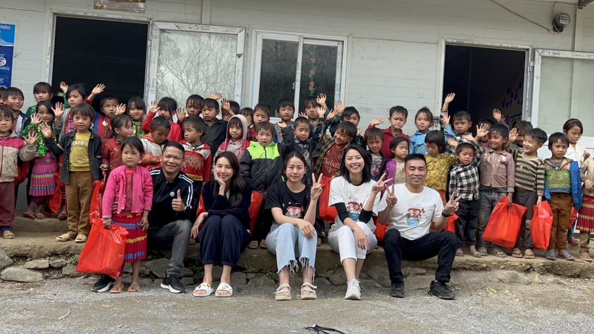 Hoa hậu Thùy Tiên tự tay nấu trà sữa, khảo sát xây trường cho các em nhỏ Hà Giang