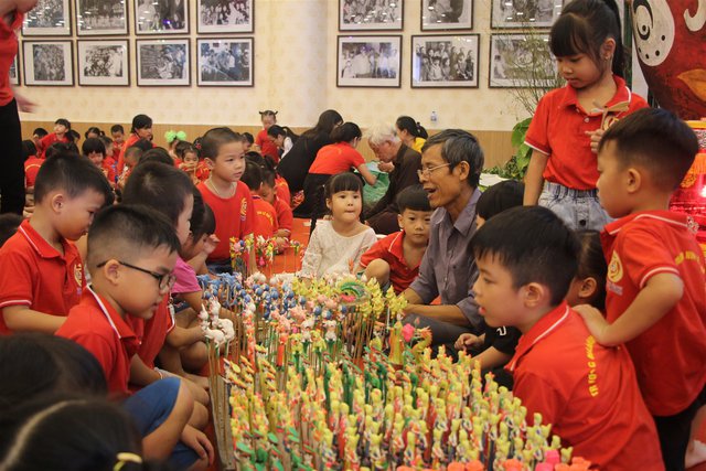 Trẻ em được thưởng thức bánh trung thu và trái cây 3 miền tại Hà Nội