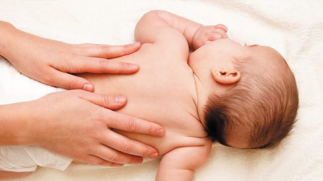 Hướng dẫn nhanh 7 bước massage cho em bé của bạn