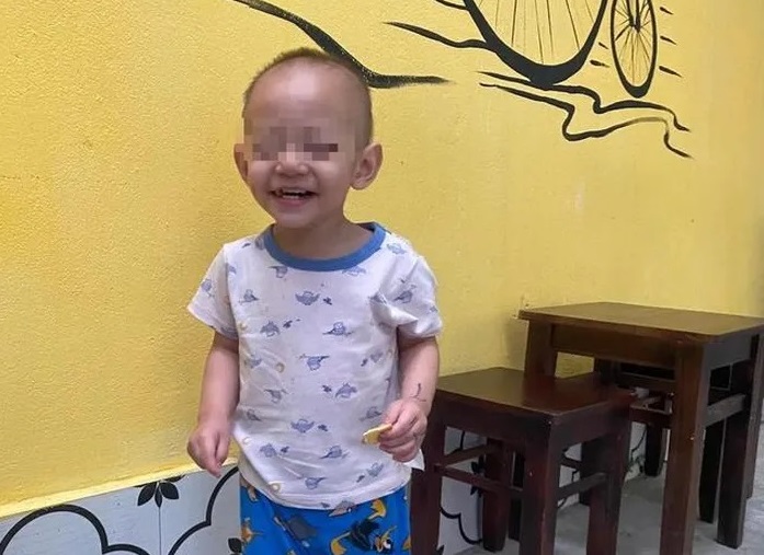 Hà Nội: Bé trai 2 tuổi bị bỏ rơi lúc rạng sáng