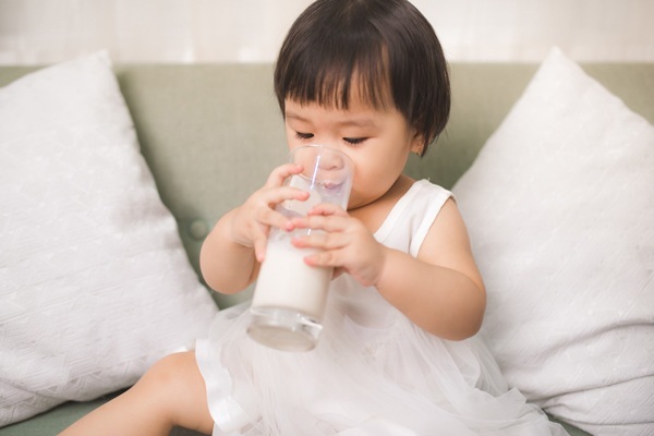 Uống sữa lúc này bổ sung canxi tốt nhất nhưng có một thời điểm dù uống 2-3 cốc trẻ cũng không cao được