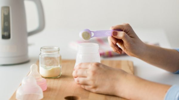 Sai lầm cần tránh khi pha sữa công thức cho trẻ