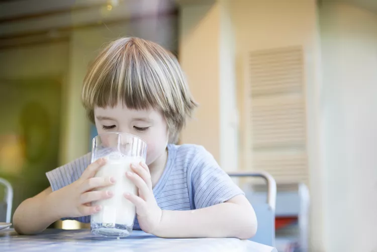 Lựa chọn sữa ít béo hay sữa nguyên chất cho trẻ?