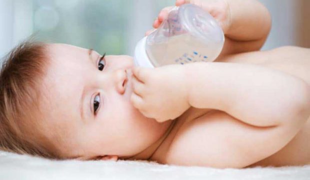 Nguy cơ khi sử dụng sữa công thức và bình bú cho trẻ