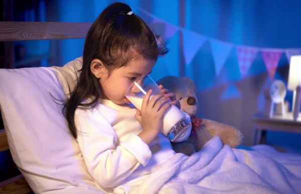 Nên cho trẻ uống sữa trước khi đi ngủ không?