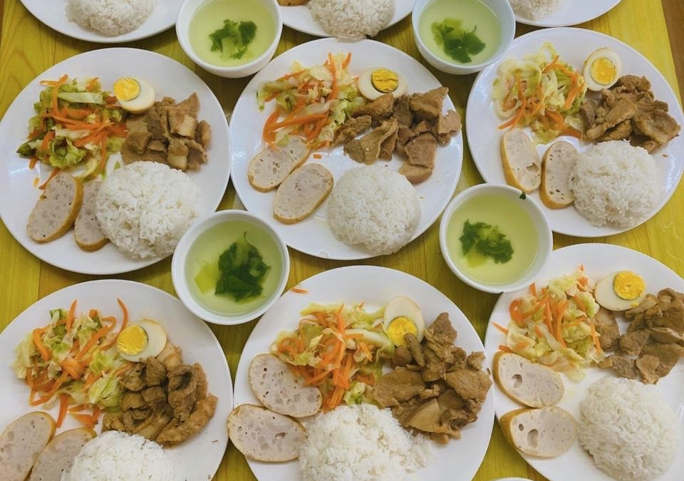 Băn khoăn về chất lượng bữa ăn bán trú trong cơn bão giá