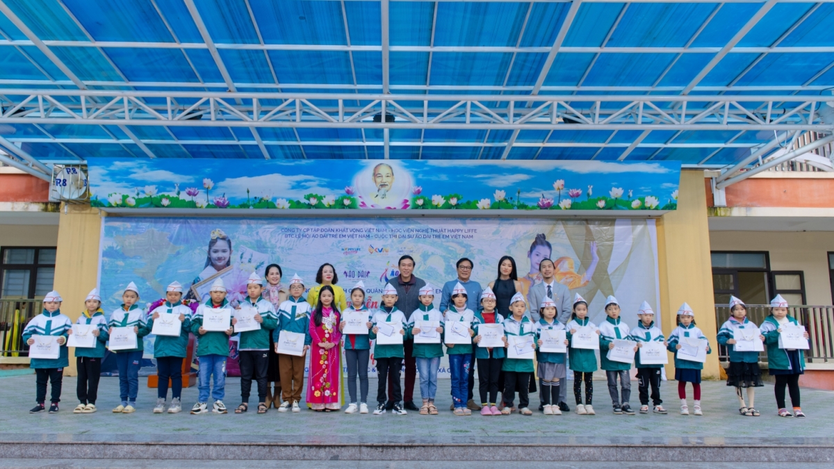 NSND Trọng Trinh, Lan Hương đồng hành Quán quân Đại sứ Áo dài Trẻ em Việt Nam tặng quà học sinh khó khăn