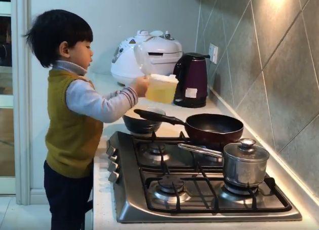 'Doanh nhân nhí' 4 tuổi đi 'bán' kẹo kiếm tiền, 3 tuổi đứng bếp rán bánh ăn sáng