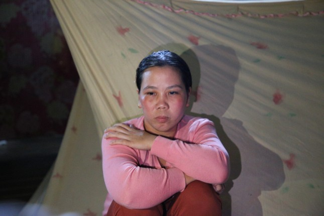 'Không cầm được nước mắt trước hình ảnh bố mẹ bé Hạo Nam hao gầy mòn mỏi chờ đón con về'