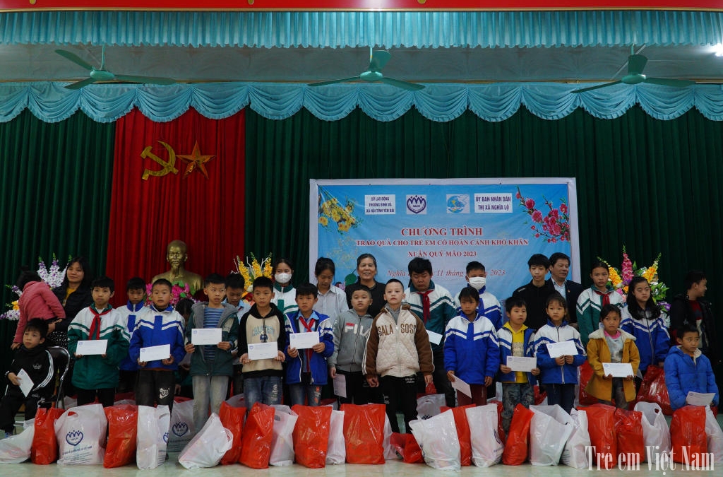 Hội Bảo vệ quyền trẻ em Việt Nam trao quà Tết tới trẻ em khó khăn tại Nghĩa Lộ, Yên Bái