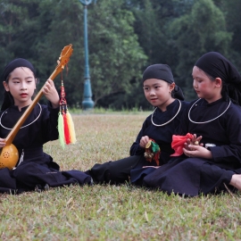 Trẻ em dân tộc Nùng tự tin trình diễn trang phục truyền thống trong lễ hội văn hoá