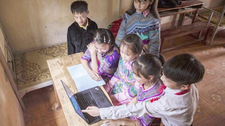 Hỗ trợ máy tính bảng cho học sinh phổ thông thuộc hộ nghèo