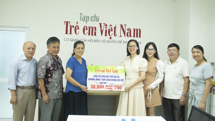 Tạp chí Trẻ em Việt Nam và mạnh thường quân ủng hộ 30 triệu đồng cho chương trình “Thắp sáng những ước mơ” lần thứ 7