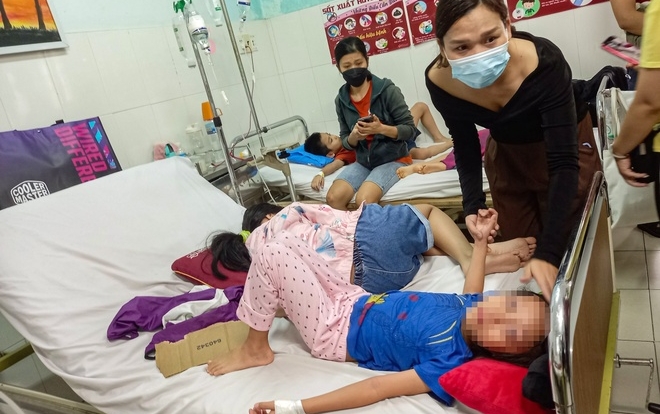 Ngộ độc tập thể ở trường Ischool Nha Trang: Một bé trai tử vong