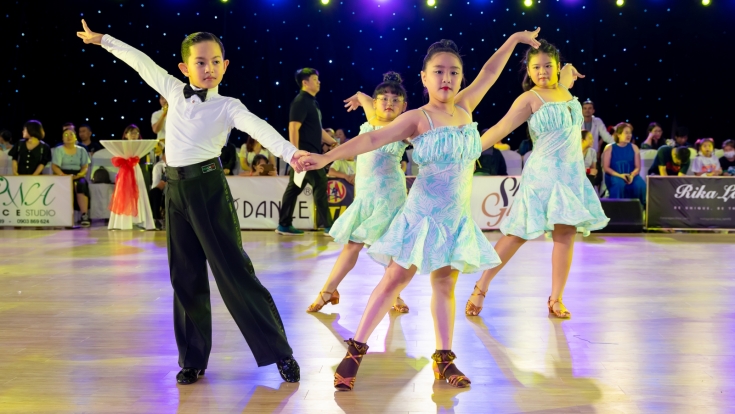 Kubi - con trai 7 tuổi của Khánh Thi, Phan Hiển thi đấu khiêu vũ quốc tế trước ngày cưới ba mẹ