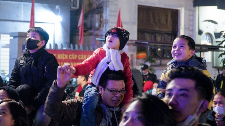 Hàng nghìn gia đình chen chúc trong biển người đón năm mới tại Hà Nội