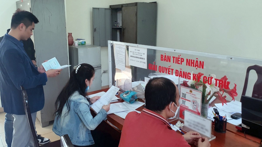Hà Nội: Phụ huynh kiệt sức xin xác nhận cư trú cho con chuyển cấp học