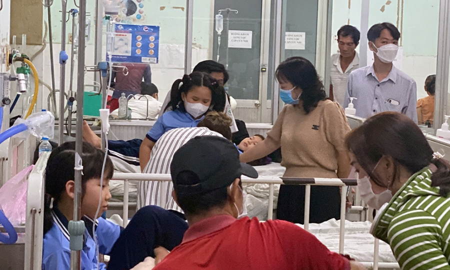 14 học sinh tiểu học ở Tiền Giang nhập viện sau khi ăn bữa xế