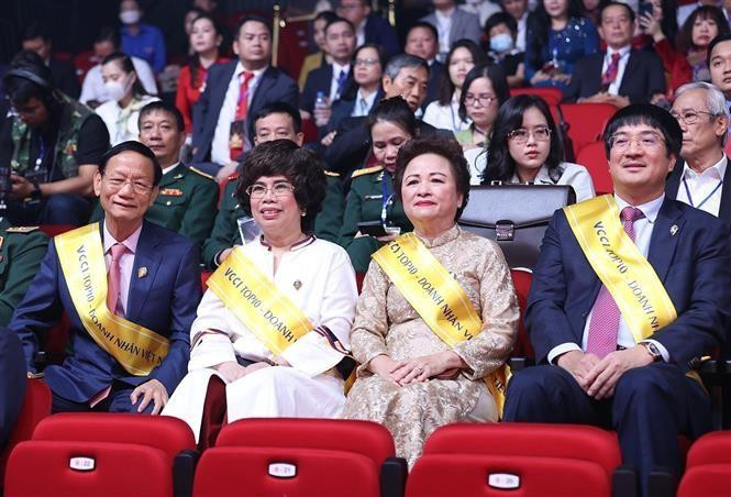 ky-niem-va-ton-vinh-ngay-doanh-nhan-viet-nam-nam-2022-top10-doanh-nhan-viet-nam-tieu-bieu_1