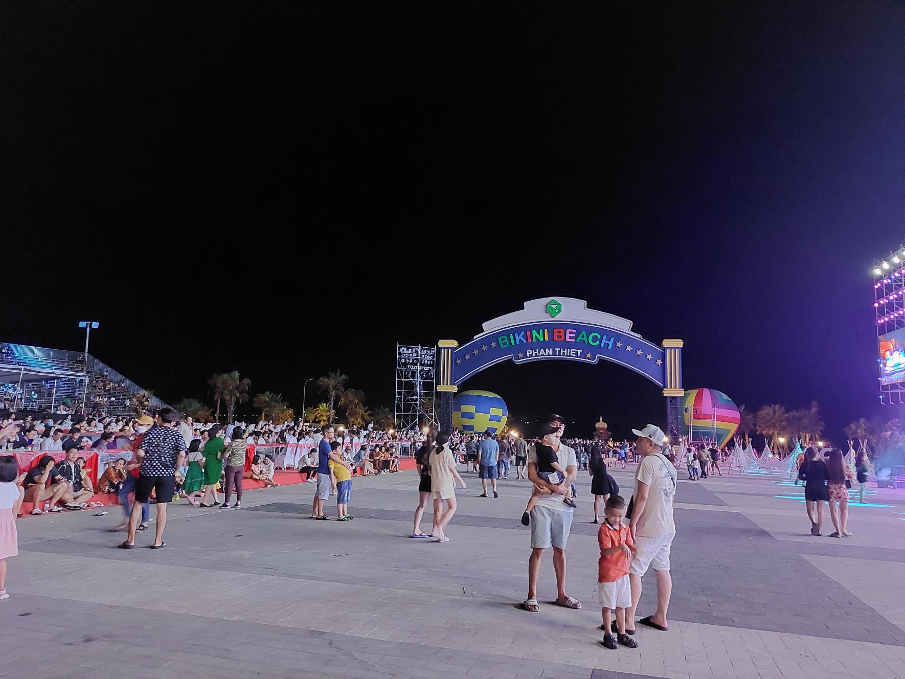 ng đảo người dân địa phương và du khách tập hợp tại quảng trường Bikini Beach, NovaWorld Phan Thiet trong đêm tổng duyệt chương trình