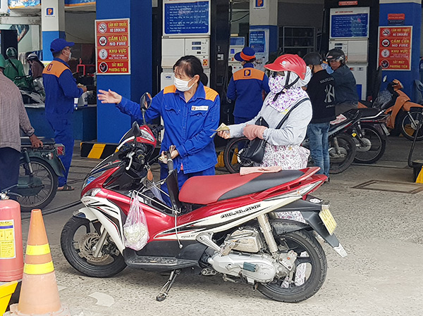 Thủ tướng Chính phủ Bộ trưởng Bộ Công Thương theo chức năng, nhiệm vụ và thẩm quyền chịu trách nhiệm toàn diện trước Chính phủ về công tác điều hành thị trường kinh doanh xăng dầu.