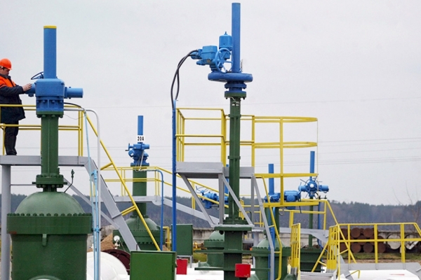 Giá xăng dầu hôm nay 5/11: Brent tiến mức 99 USD/thùng