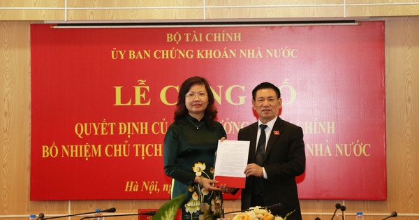 Bà Vũ Thị Chân Phương nhận quyết định bổ nhiệm Chủ tịch Ủy ban Chứng khoán Nhà nước